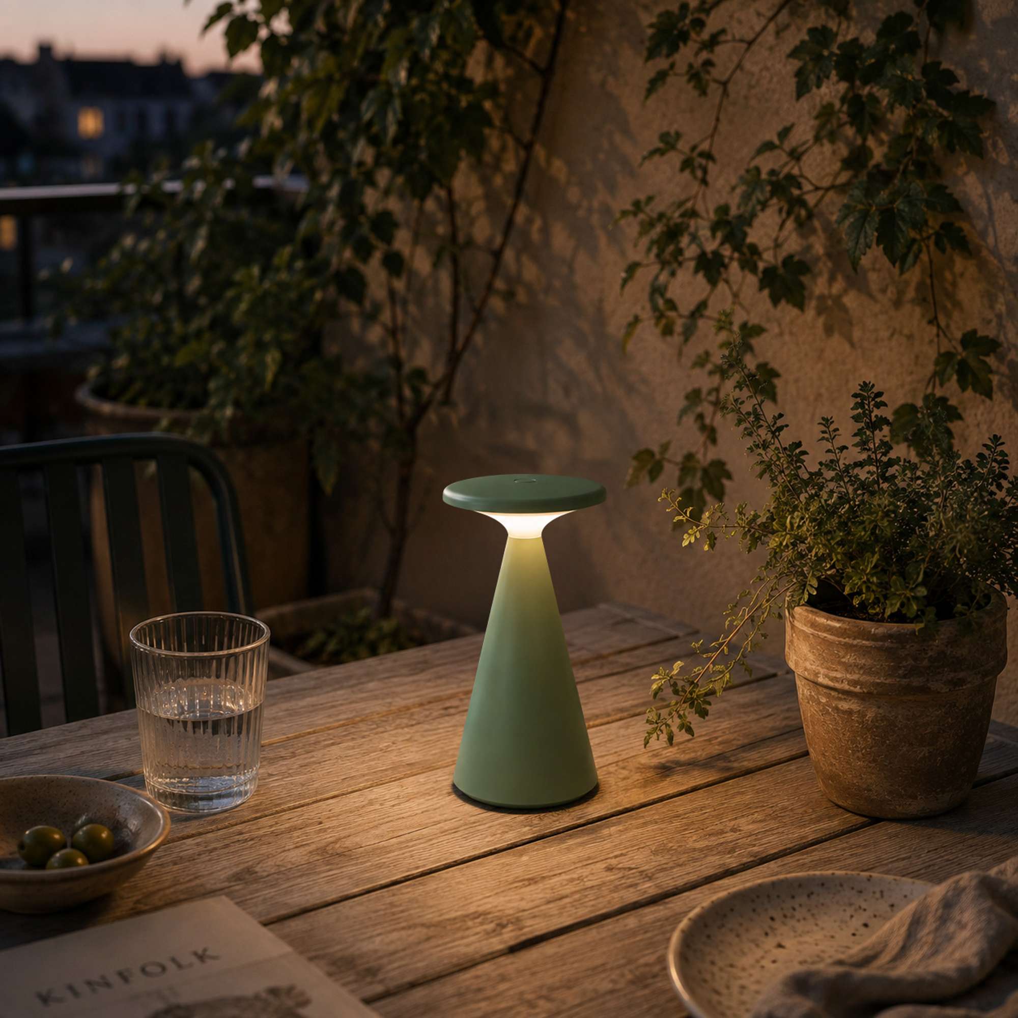 Nyhavn Trådløs Bordlampe - støvet grøn