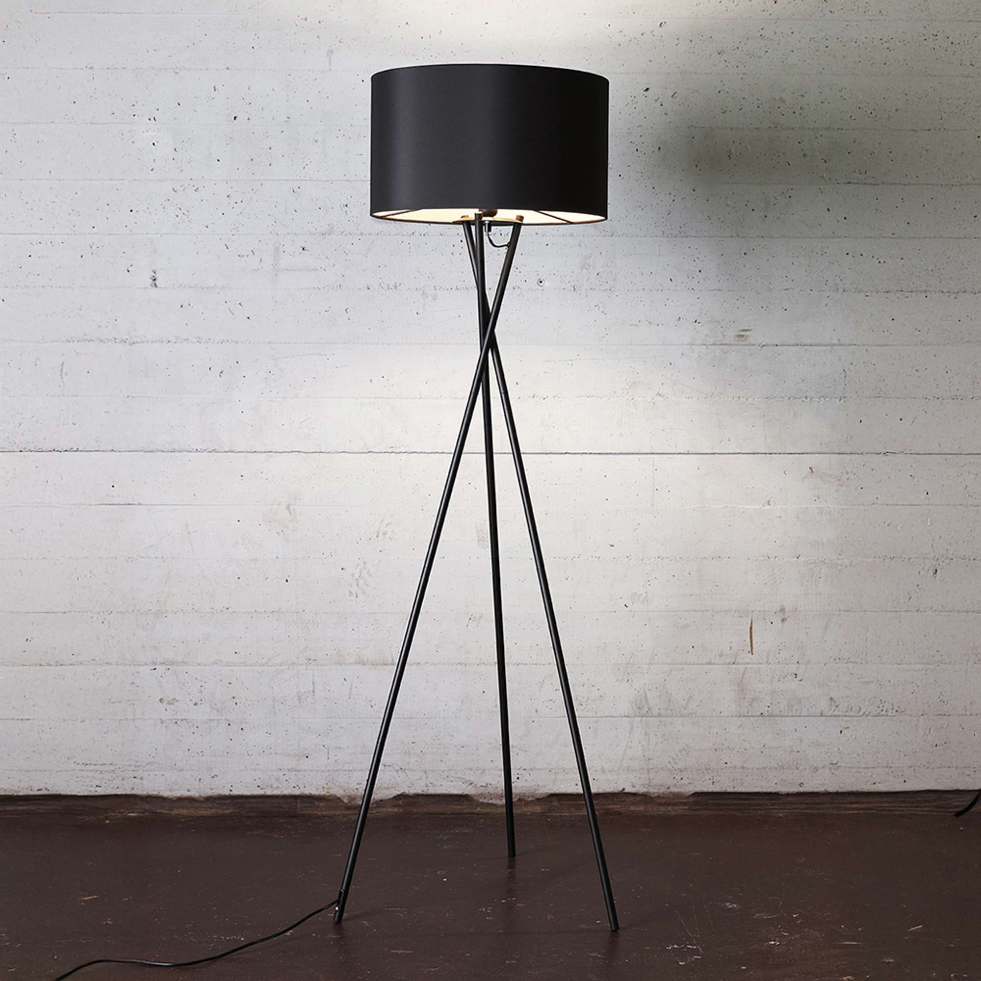 Uptown Gulvlampe Sort – m/sort lampeskærm