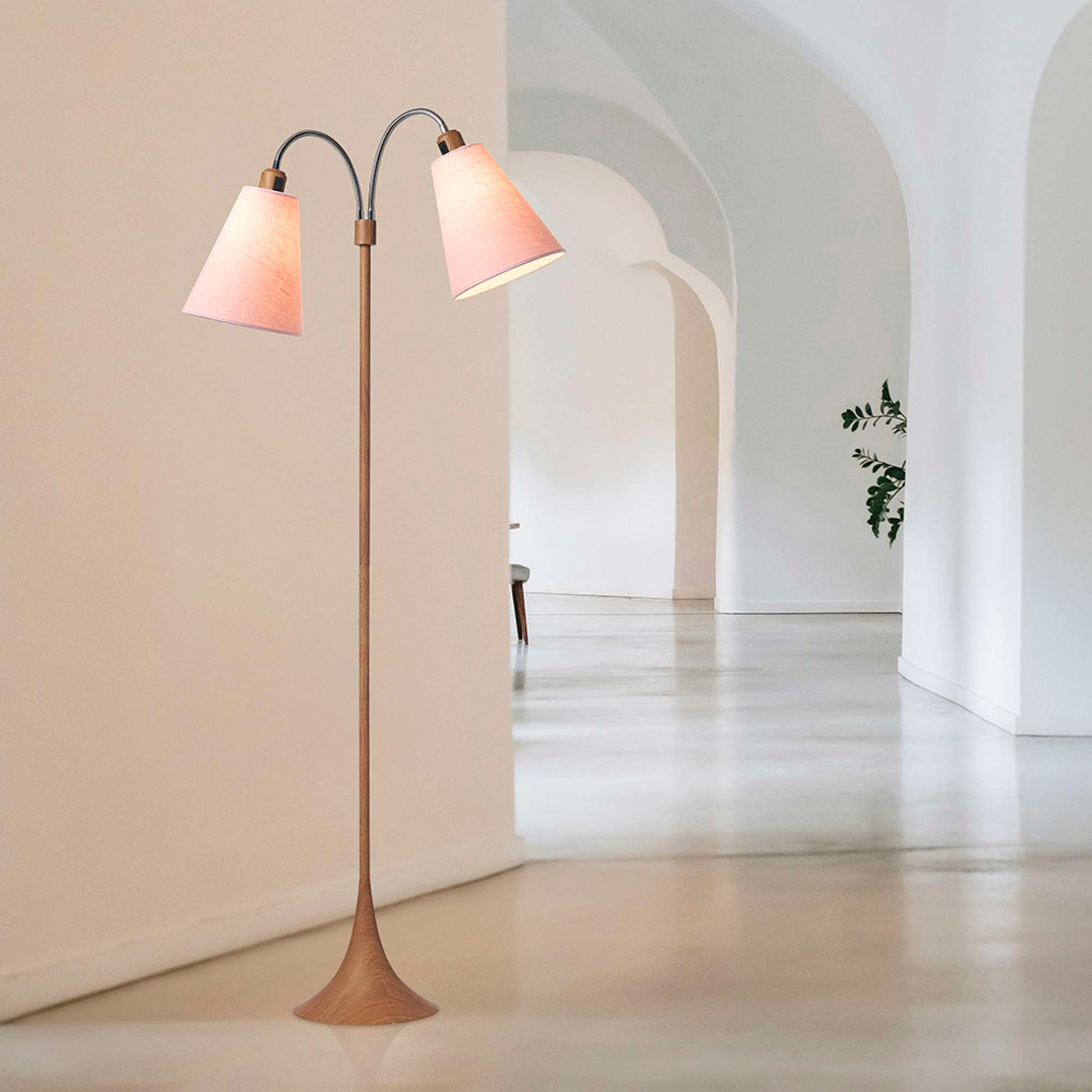 Fodgænger Gulvlampe Trælook m/støvet rosa lampeskærme