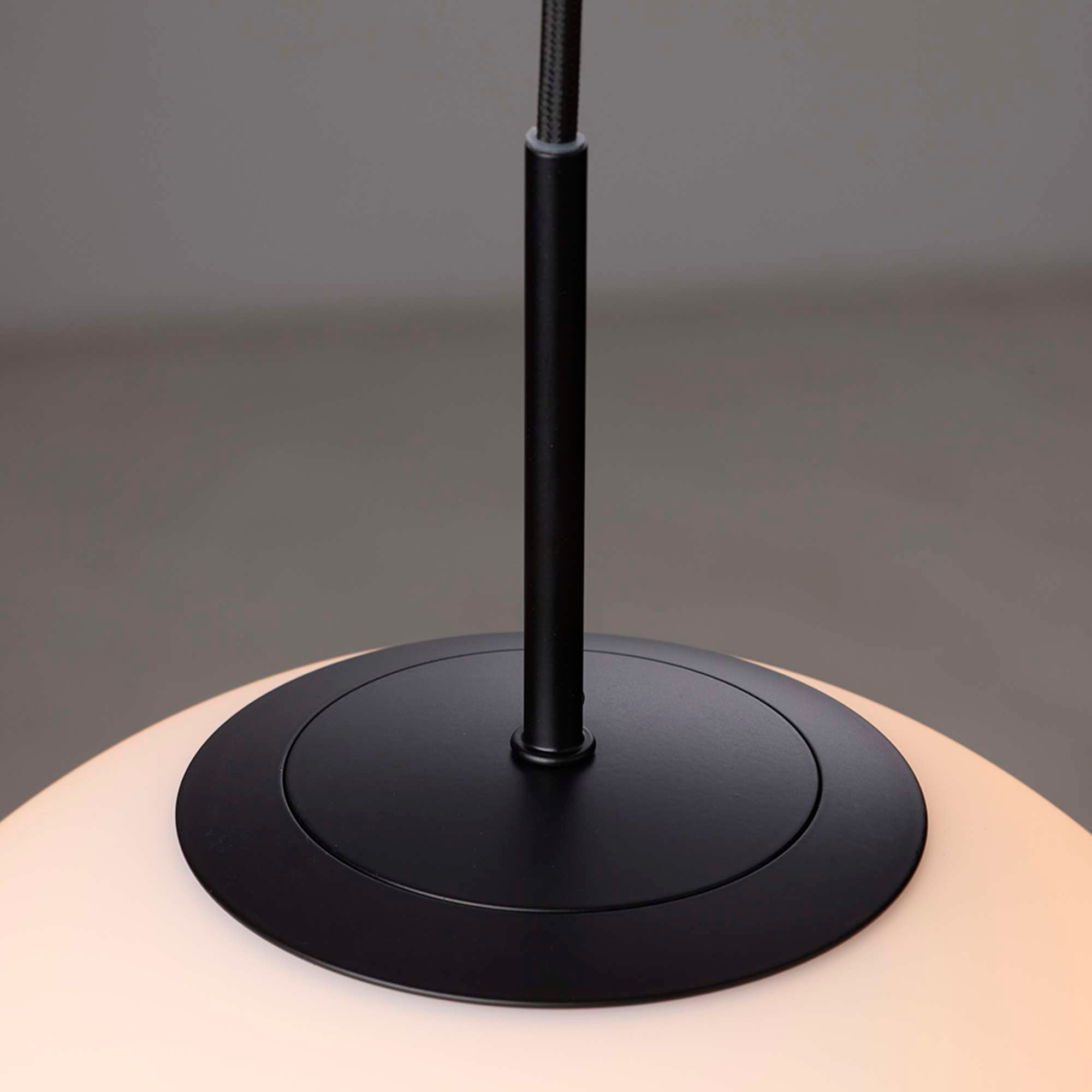 Nora Cafependel Ø30 cm – opal/sort